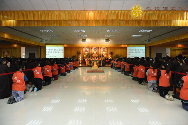 Trung Quốc: Dịp lễ Khánh đản Phật A Di Đà Hoằng Pháp Tự tổ chức Lễ Quy y cho hơn hàng nghìn người