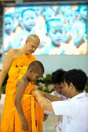 Thái Lan: Hình ảnh Lễ Truyền trao Giới pháp tại Tu viện Wat Phra Dhammakaya