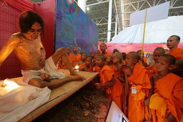 Thái Lan: Hình ảnh Lễ Truyền trao Giới pháp tại Tu viện Wat Phra Dhammakaya