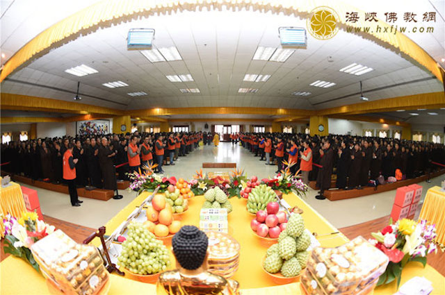 Trung Quốc: Dịp lễ Khánh đản Phật A Di Đà Hoằng Pháp Tự tổ chức Lễ Quy y cho hơn hàng nghìn người