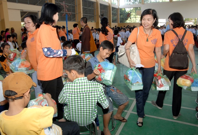 Quỹ Đạo Phật Ngày Nay: Hơn 600 học sinh gieo duyên với Phật pháp tại Tiền Giang