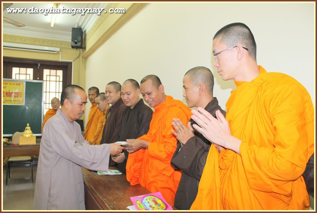 Học viện PGVN tại TP. HCM: Khoa Pali tặng học bổng cho Tăng Ni sinh