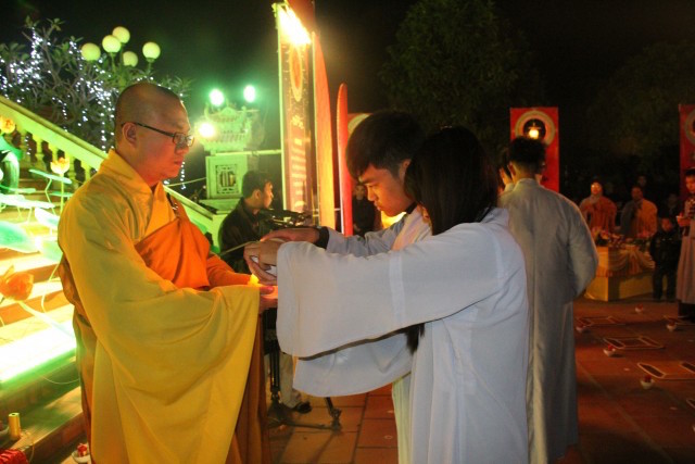Thái Bình:  Đêm hội hoa đăng tại chùa Tây Khánh