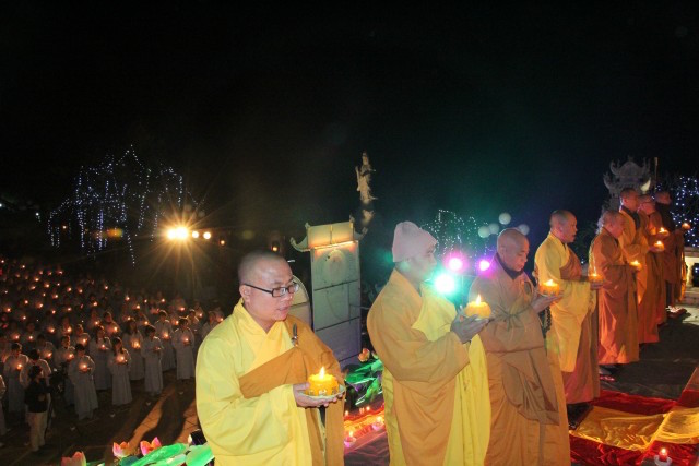 Thái Bình:  Đêm hội hoa đăng tại chùa Tây Khánh