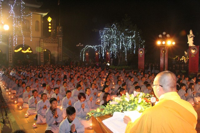 Thái Bình:  Đêm hội hoa đăng tại chùa Tây Khánh