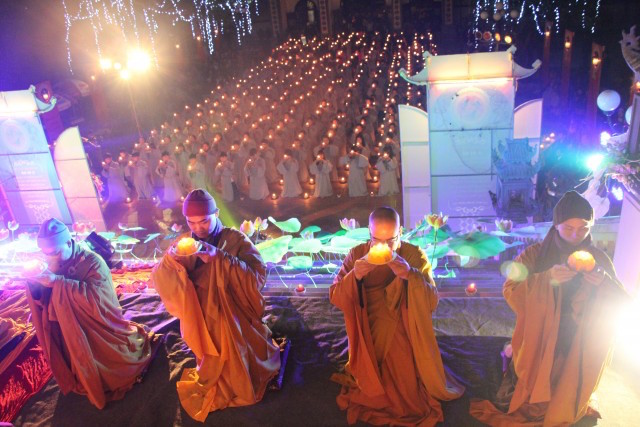 Thái Bình:  Đêm hội hoa đăng tại chùa Tây Khánh