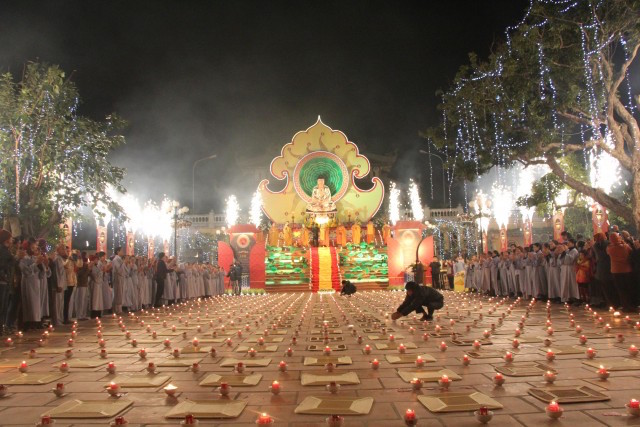 Thái Bình:  Đêm hội hoa đăng tại chùa Tây Khánh