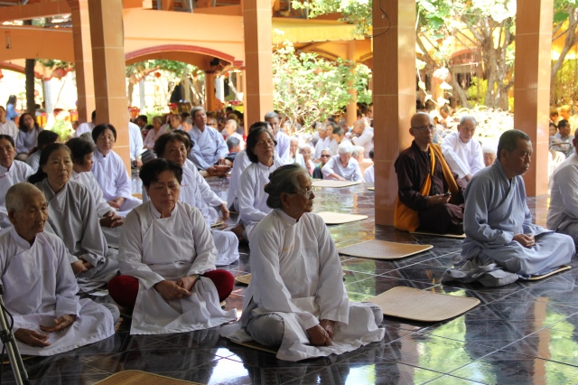 Quỹ Đạo Phật Ngày Nay: Tặng quà cho người khiếm thị tại làng mù tỉnh Sóc Trăng