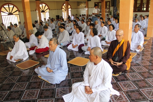 Quỹ Đạo Phật Ngày Nay: Tặng quà cho người khiếm thị tại làng mù tỉnh Sóc Trăng