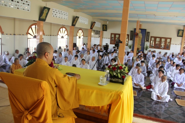Quỹ Đạo Phật Ngày Nay: Tặng quà cho người khiếm thị tại làng mù tỉnh Sóc Trăng