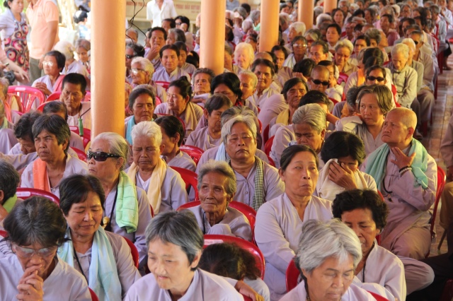 Quỹ Đạo Phật Ngày Nay: Tặng quà cho người khiếm thị tại làng mù tỉnh Sóc Trăng