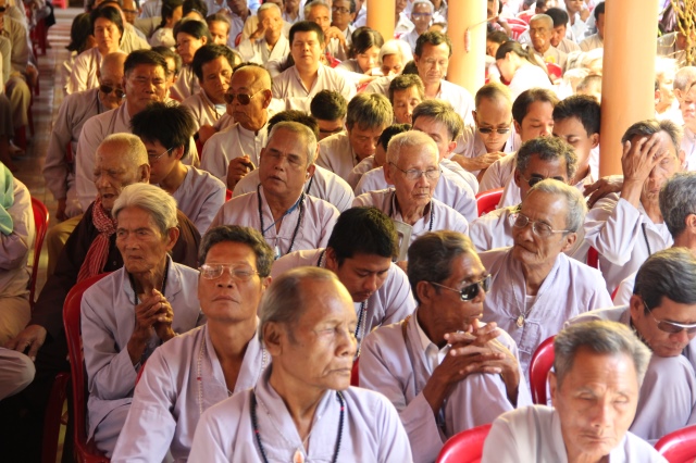Quỹ Đạo Phật Ngày Nay: Tặng quà cho người khiếm thị tại làng mù tỉnh Sóc Trăng