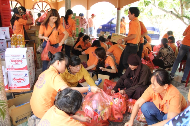 Quỹ Đạo Phật Ngày Nay: Tặng quà cho người khiếm thị tại làng mù tỉnh Sóc Trăng