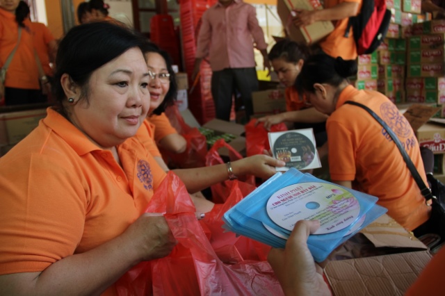 Quỹ Đạo Phật Ngày Nay: Tặng quà cho người khiếm thị tại làng mù tỉnh Sóc Trăng