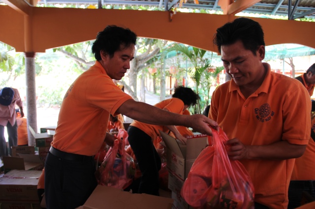 Quỹ Đạo Phật Ngày Nay: Tặng quà cho người khiếm thị tại làng mù tỉnh Sóc Trăng