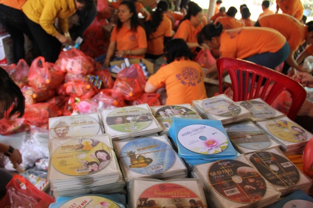 Quỹ Đạo Phật Ngày Nay: Tặng quà cho người khiếm thị tại làng mù tỉnh Sóc Trăng
