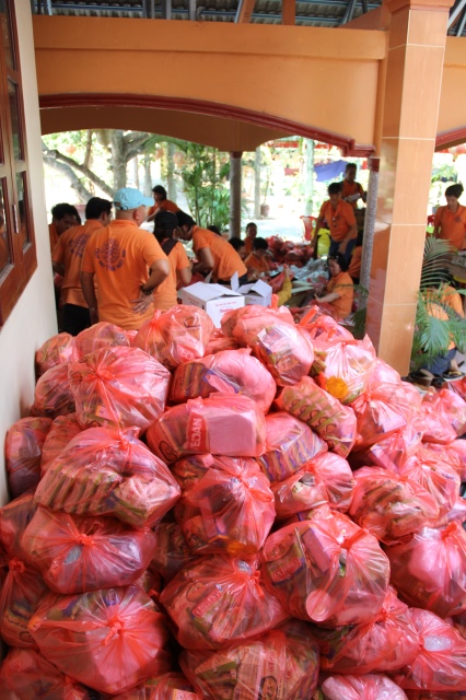 Quỹ Đạo Phật Ngày Nay: Tặng quà cho người khiếm thị tại làng mù tỉnh Sóc Trăng