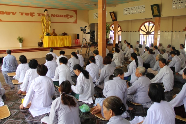 Quỹ Đạo Phật Ngày Nay: Tặng quà cho người khiếm thị tại làng mù tỉnh Sóc Trăng