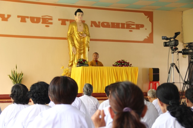 Quỹ Đạo Phật Ngày Nay: Tặng quà cho người khiếm thị tại làng mù tỉnh Sóc Trăng