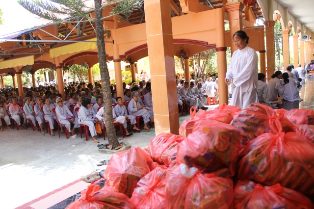Quỹ Đạo Phật Ngày Nay: Tặng quà cho người khiếm thị tại làng mù tỉnh Sóc Trăng