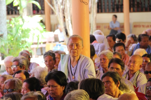 Quỹ Đạo Phật Ngày Nay: Tặng quà cho người khiếm thị tại làng mù tỉnh Sóc Trăng