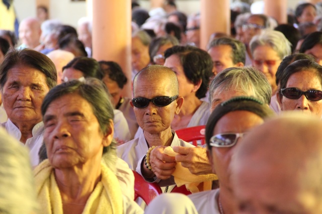 Quỹ Đạo Phật Ngày Nay: Tặng quà cho người khiếm thị tại làng mù tỉnh Sóc Trăng