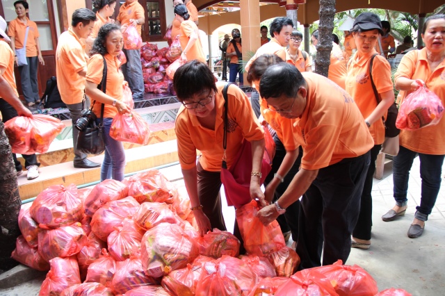 Quỹ Đạo Phật Ngày Nay: Tặng quà cho người khiếm thị tại làng mù tỉnh Sóc Trăng