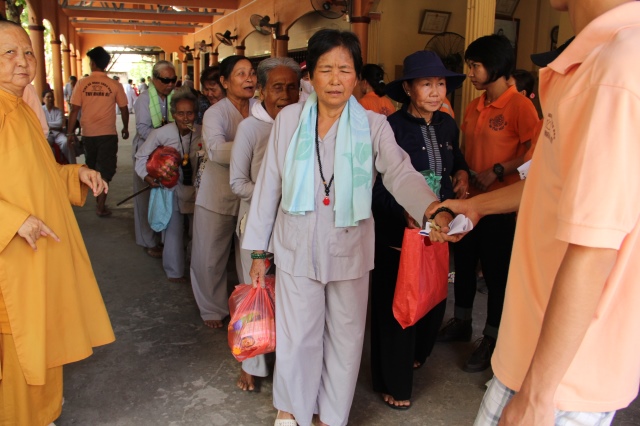 Quỹ Đạo Phật Ngày Nay: Tặng quà cho người khiếm thị tại làng mù tỉnh Sóc Trăng