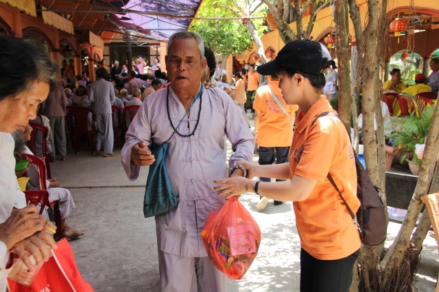 Quỹ Đạo Phật Ngày Nay: Tặng quà cho người khiếm thị tại làng mù tỉnh Sóc Trăng