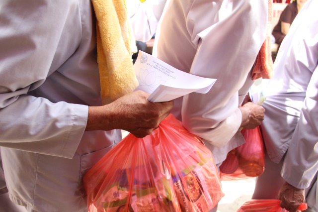 Quỹ Đạo Phật Ngày Nay: Tặng quà cho người khiếm thị tại làng mù tỉnh Sóc Trăng