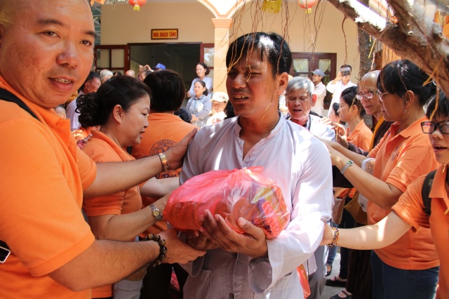 Quỹ Đạo Phật Ngày Nay: Tặng quà cho người khiếm thị tại làng mù tỉnh Sóc Trăng
