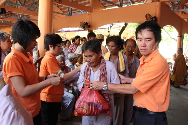 Quỹ Đạo Phật Ngày Nay: Tặng quà cho người khiếm thị tại làng mù tỉnh Sóc Trăng