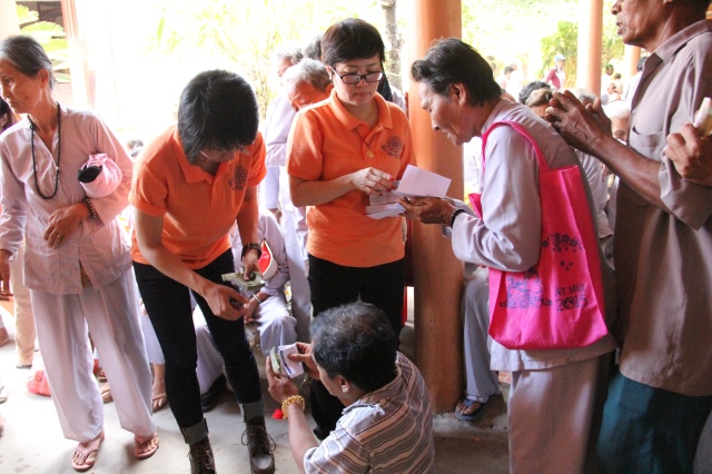 Quỹ Đạo Phật Ngày Nay: Tặng quà cho người khiếm thị tại làng mù tỉnh Sóc Trăng