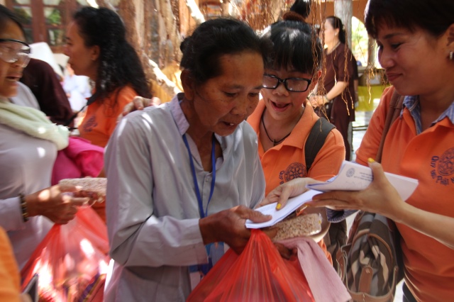 Quỹ Đạo Phật Ngày Nay: Tặng quà cho người khiếm thị tại làng mù tỉnh Sóc Trăng