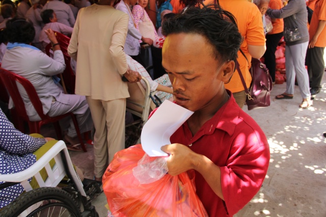 Quỹ Đạo Phật Ngày Nay: Tặng quà cho người khiếm thị tại làng mù tỉnh Sóc Trăng