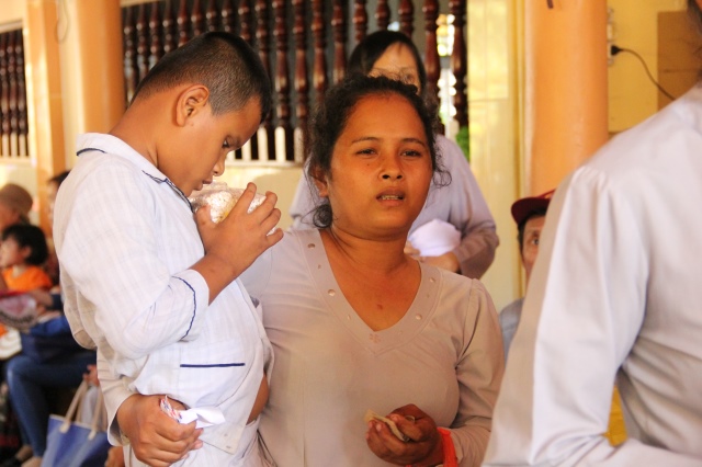 Quỹ Đạo Phật Ngày Nay: Tặng quà cho người khiếm thị tại làng mù tỉnh Sóc Trăng