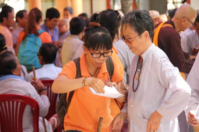 Quỹ Đạo Phật Ngày Nay: Tặng quà cho người khiếm thị tại làng mù tỉnh Sóc Trăng
