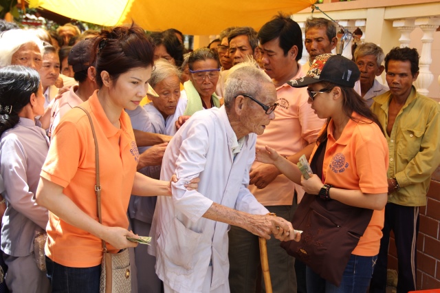 Quỹ Đạo Phật Ngày Nay: Tặng quà cho người khiếm thị tại làng mù tỉnh Sóc Trăng