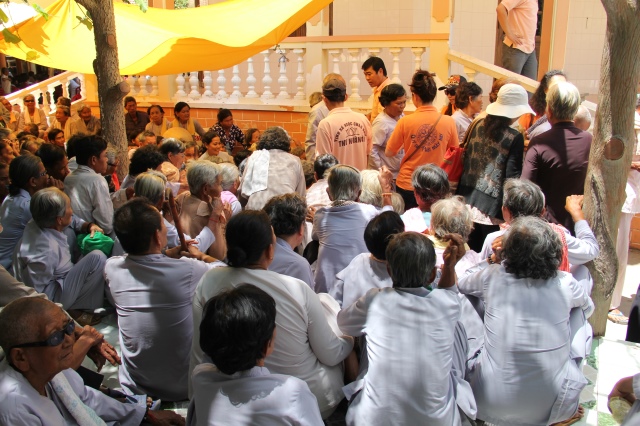 Quỹ Đạo Phật Ngày Nay: Tặng quà cho người khiếm thị tại làng mù tỉnh Sóc Trăng