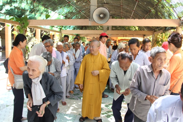 Quỹ Đạo Phật Ngày Nay: Tặng quà cho người khiếm thị tại làng mù tỉnh Sóc Trăng
