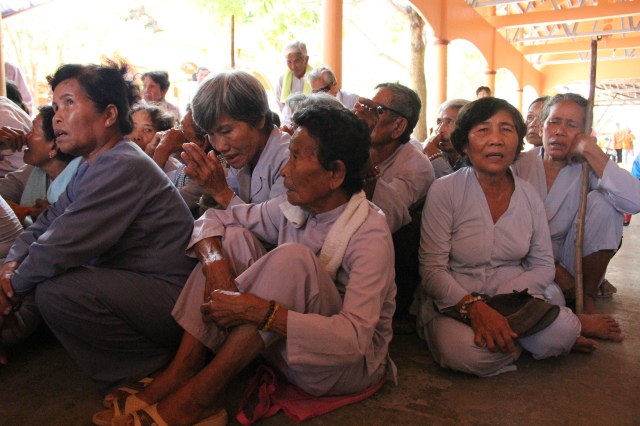 Quỹ Đạo Phật Ngày Nay: Tặng quà cho người khiếm thị tại làng mù tỉnh Sóc Trăng