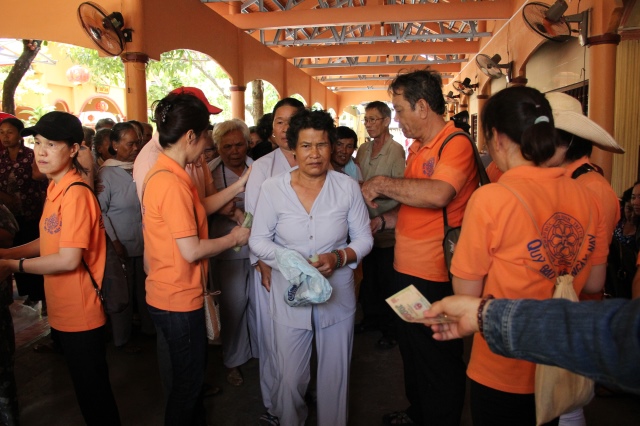 Quỹ Đạo Phật Ngày Nay: Tặng quà cho người khiếm thị tại làng mù tỉnh Sóc Trăng