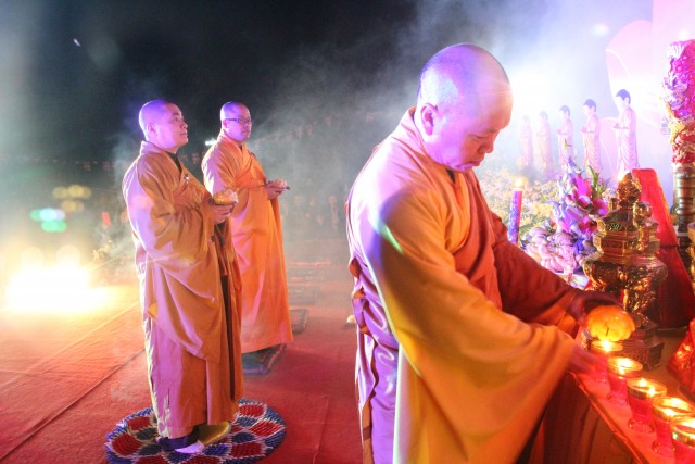 Nam Định:  Đêm hoa đăng vía Phật A Di Đà tại chùa Trùng Khánh