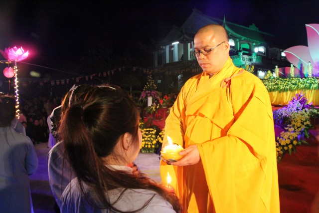 Nam Định:  Đêm hoa đăng vía Phật A Di Đà tại chùa Trùng Khánh