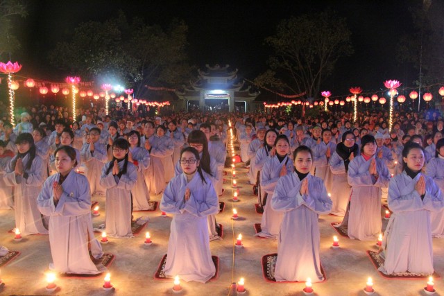 Nam Định:  Đêm hoa đăng vía Phật A Di Đà tại chùa Trùng Khánh