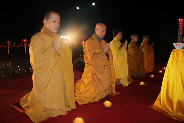 Nam Định:  Đêm hoa đăng vía Phật A Di Đà tại chùa Trùng Khánh
