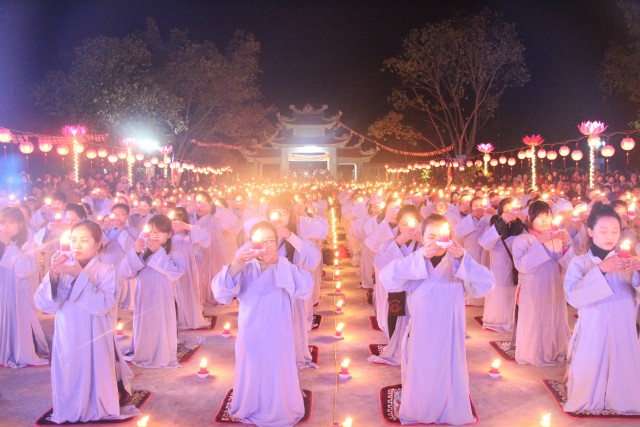 Nam Định:  Đêm hoa đăng vía Phật A Di Đà tại chùa Trùng Khánh