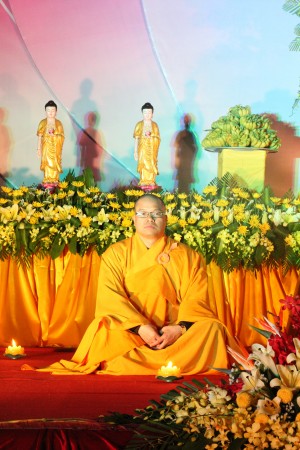 Nam Định:  Đêm hoa đăng vía Phật A Di Đà tại chùa Trùng Khánh