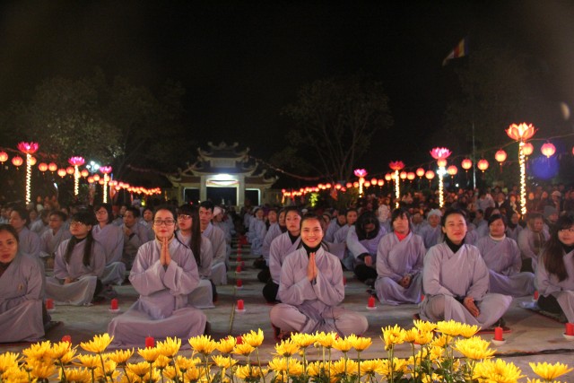 Nam Định:  Đêm hoa đăng vía Phật A Di Đà tại chùa Trùng Khánh