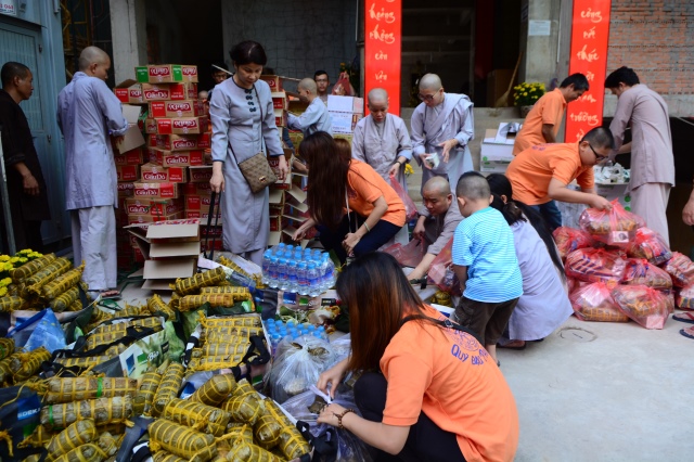 Di Lặc du xuân - Ấm áp những sẻ chia trong đêm giao thừa
